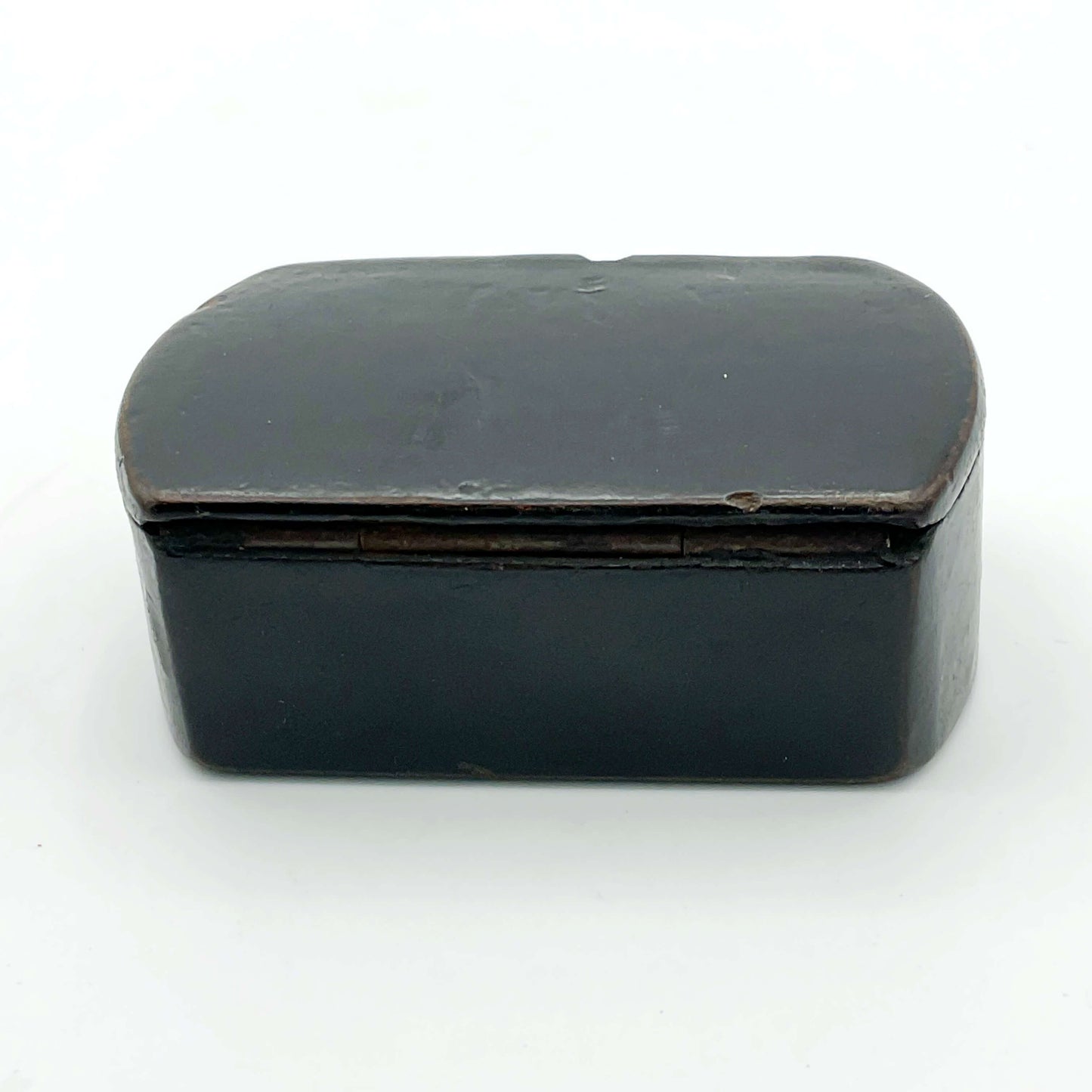 Back view of Antique black lacquer snuff box showing the hinge 