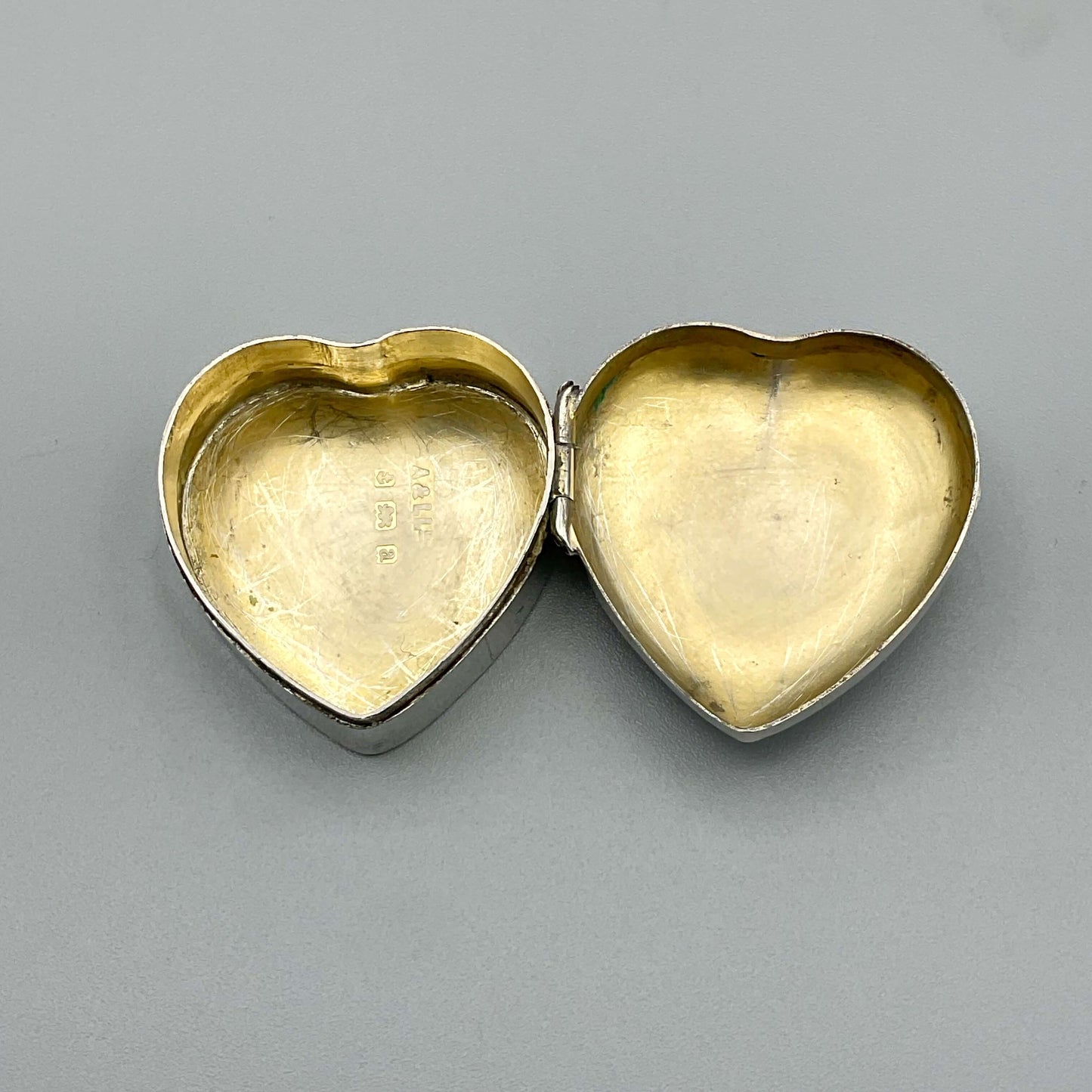 Pastillero antiguo de plata en forma de corazón con sello del año 1900