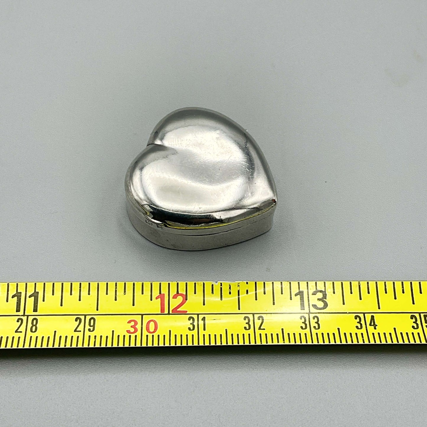 Pastillero antiguo de plata en forma de corazón con sello del año 1900