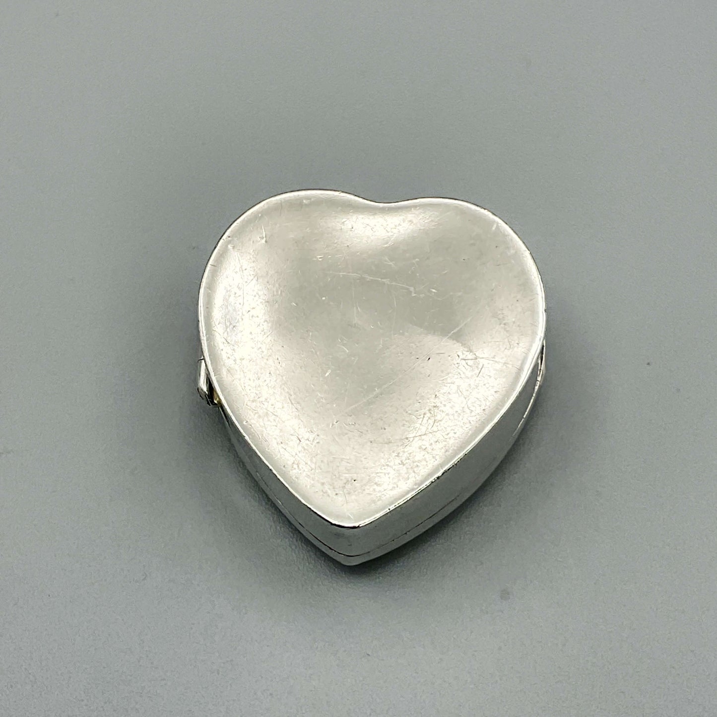 Pastillero antiguo de plata en forma de corazón con sello del año 1900