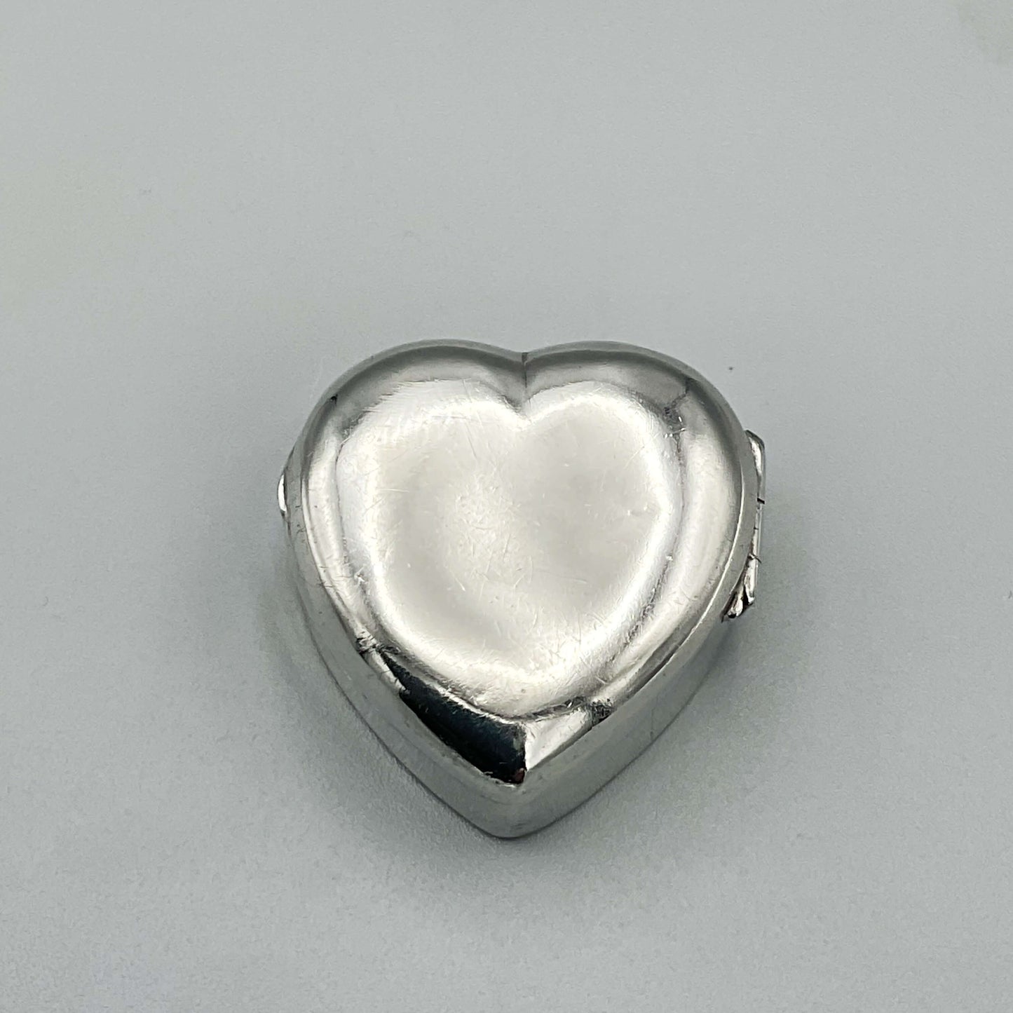 Pastillero antiguo de plata en forma de corazón con sello del año 1900