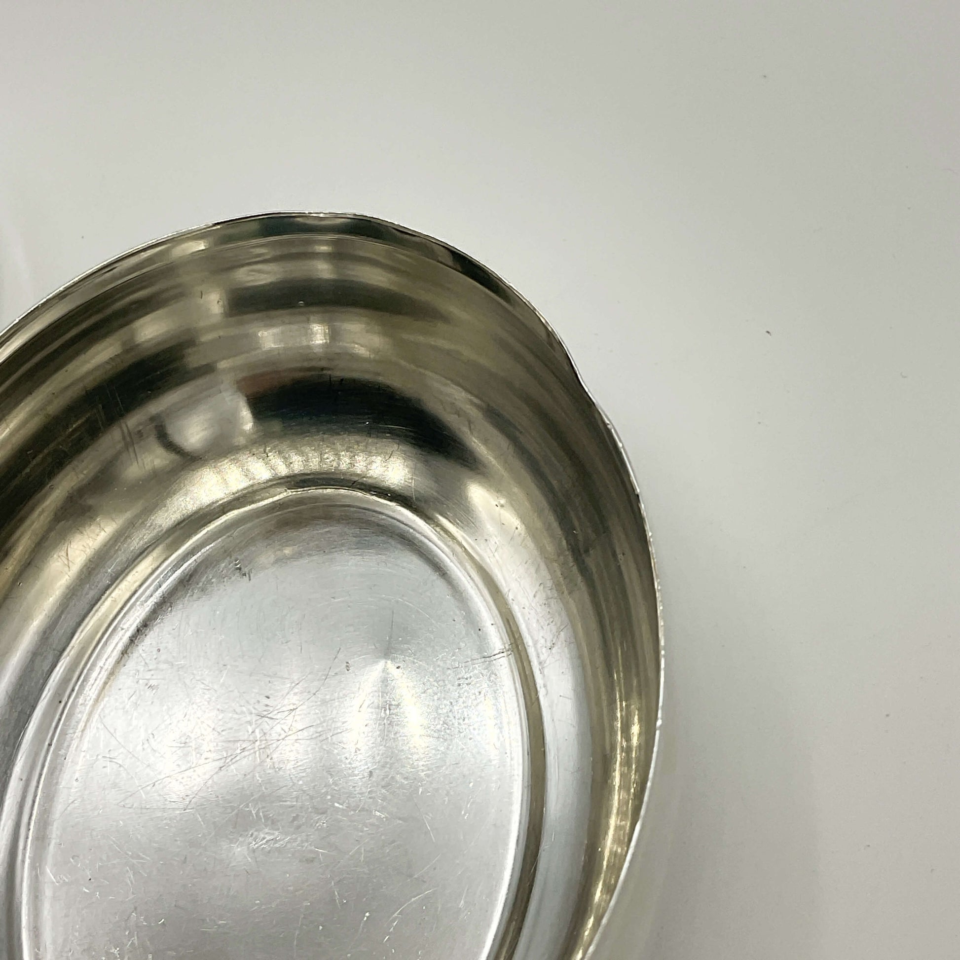 Very light Ben in silver rim of trinket box base