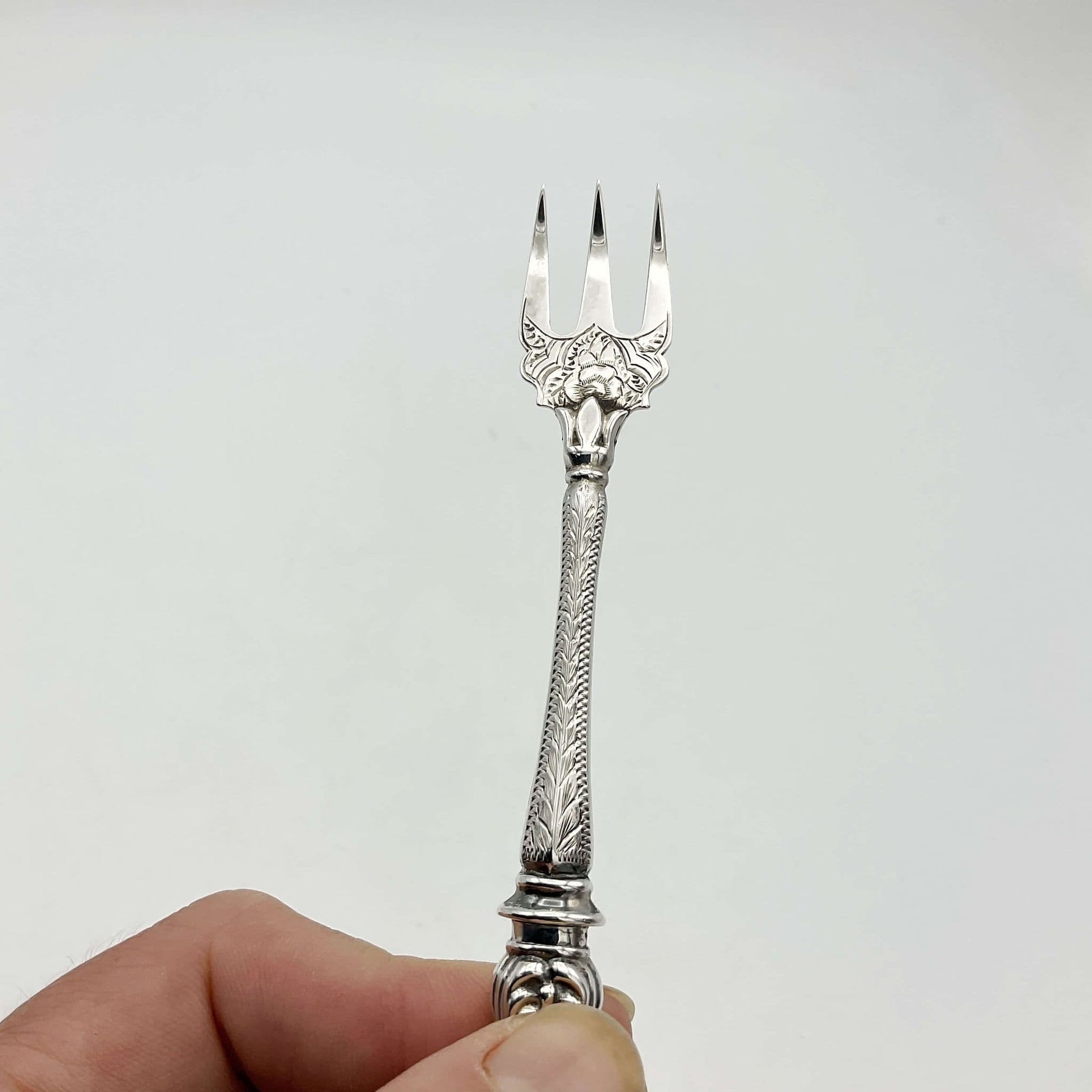 Stunning detailing to the neck and prongs of fork
