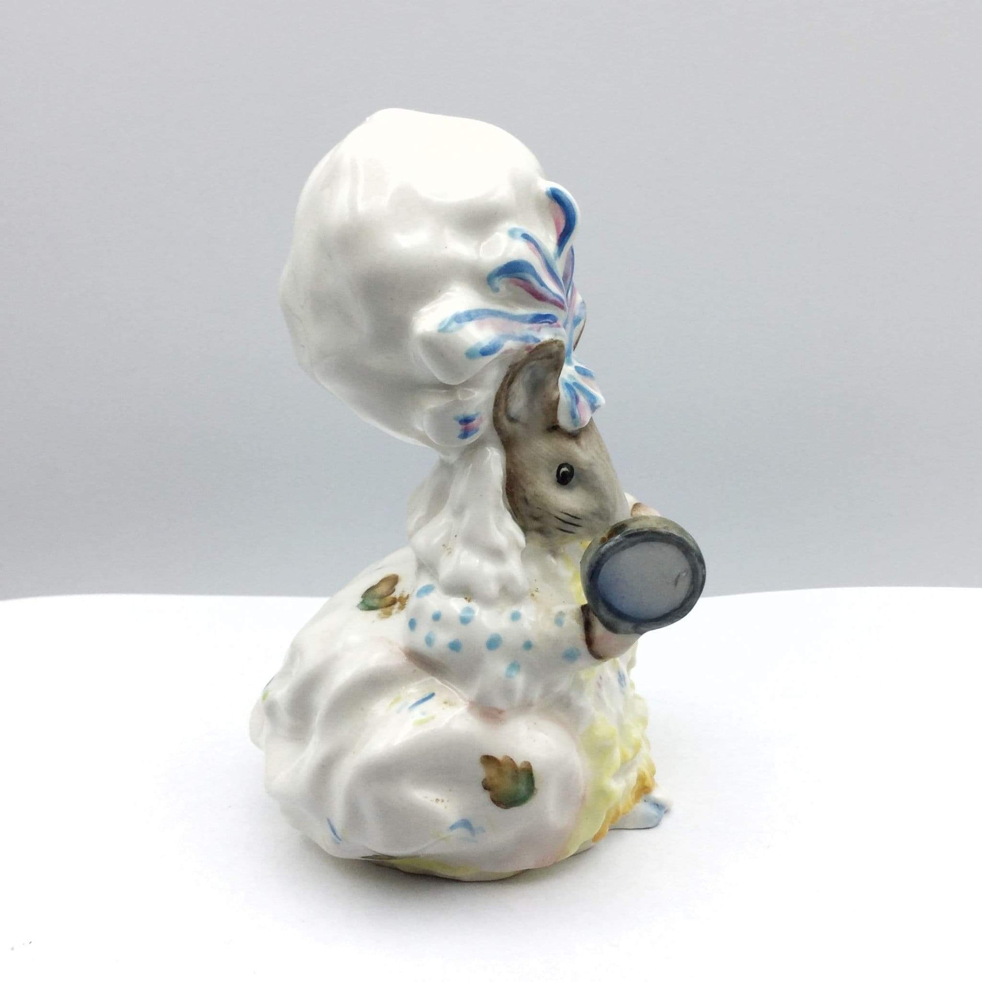 Decorative figurine of a mouse with a chef's hat and oversized spoon on a white background
